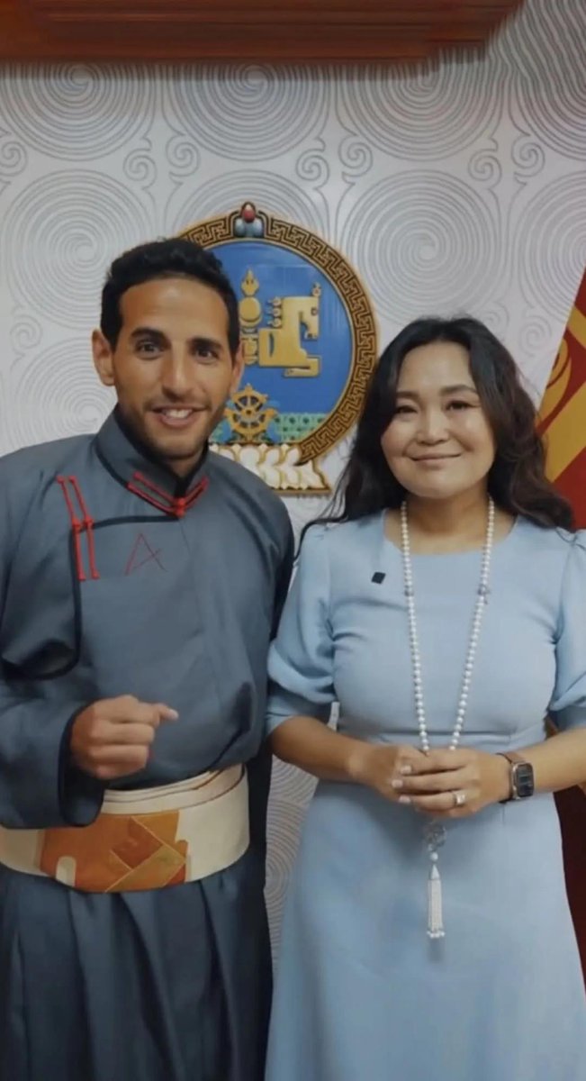 Дундаас нь Мөнгө цавчих гэж огт нэр алдаргүй хөл бөмбөгийн баг нтрт мөнгө өгдөг, энэ influencer т 500 000 доллар өгсөн. ёстой  ямар ч мэдлэг бодлого байхгүй аав шигээ панзчин хүүхэн сайд хийсэн.