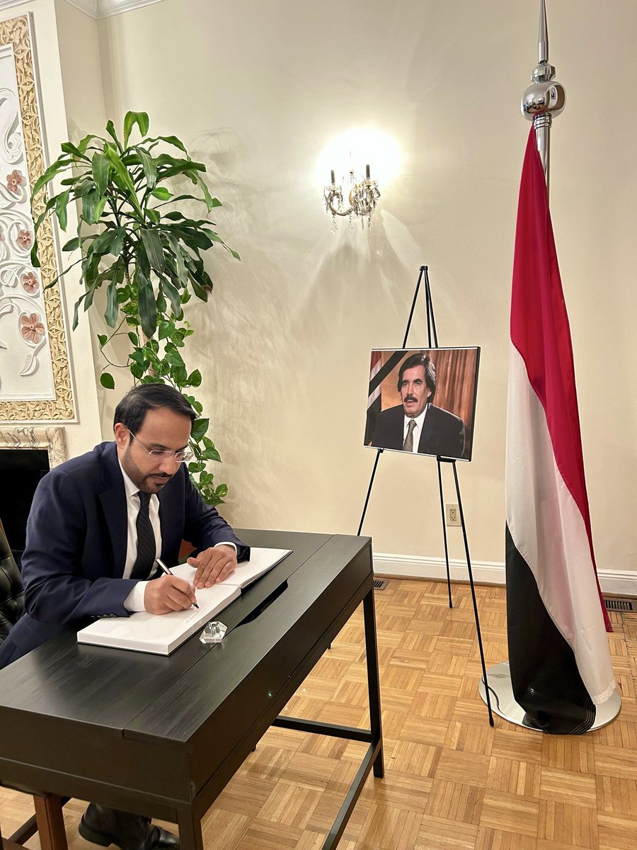 oman_un's tweet photo. قدّمت بعثة سلطنة عُمان لدى الأمم المتحدة واجب العزاء لبعثة الجمهورية اليمنية الشقيقة في وفاة المغفور له بإذن الله علي سالم البيض، نائب رئيس مجلس الرئاسة الأسبق.
خالص التعازي والمواساة لحكومة وشعب الجمهورية اليمنية الشقيقة، سائلين المولى عز وجل أن يتغمد الفقيد بواسع رحمته. https://t.co/APA0no2pJL