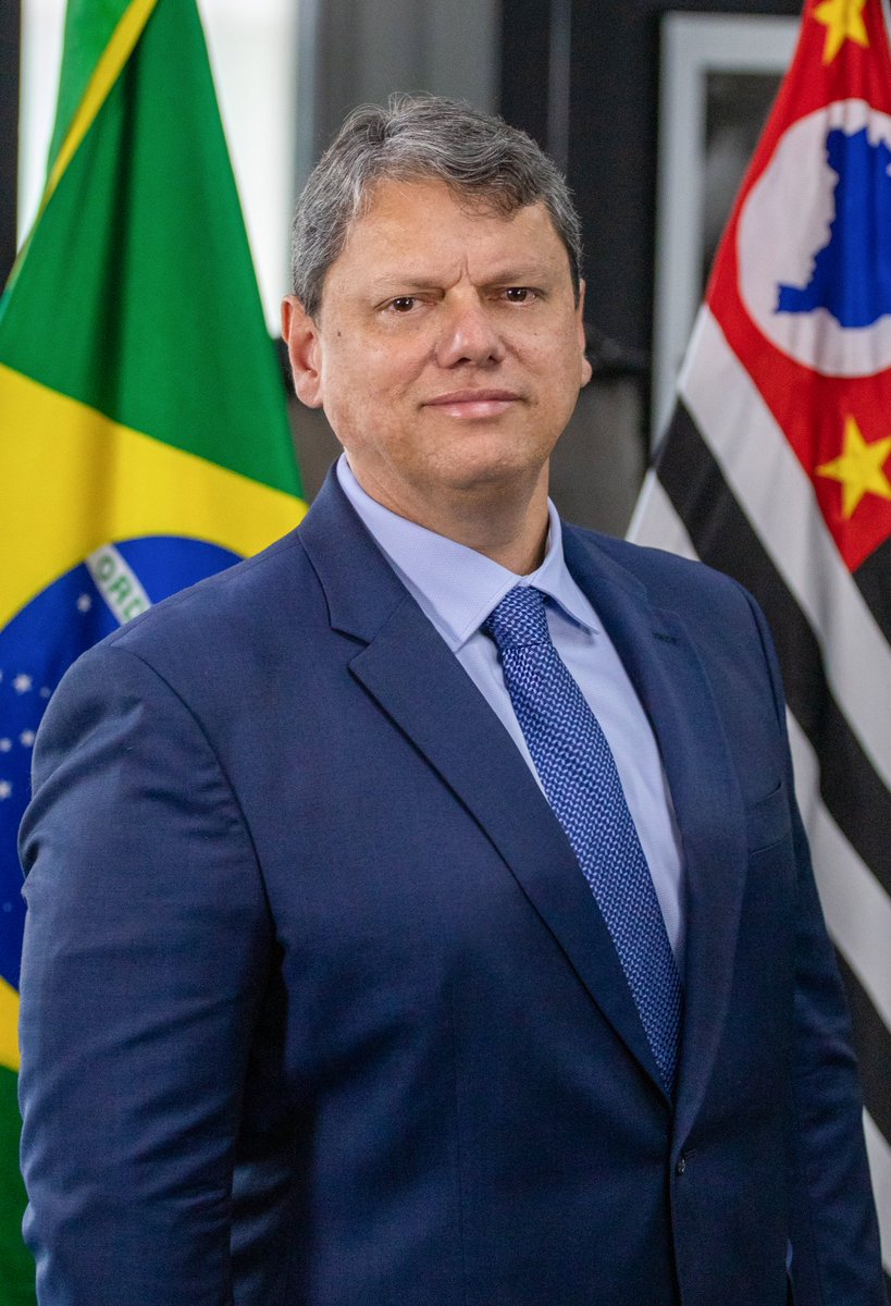 forumbunklr's tweet image. 🚨 ESPERTO: Com alta taxa de aprovação em São Paulo (sabe-se lá por quê), o ex-amigo de Bolsonaro, Tarcísio de Freitas, DESISTE da ideia de concorrer à Presidência do Brasil e anuncia candidatura para reeleição ao Governo do Estado.

Boa sorte ao povo paulista... vão precisar.