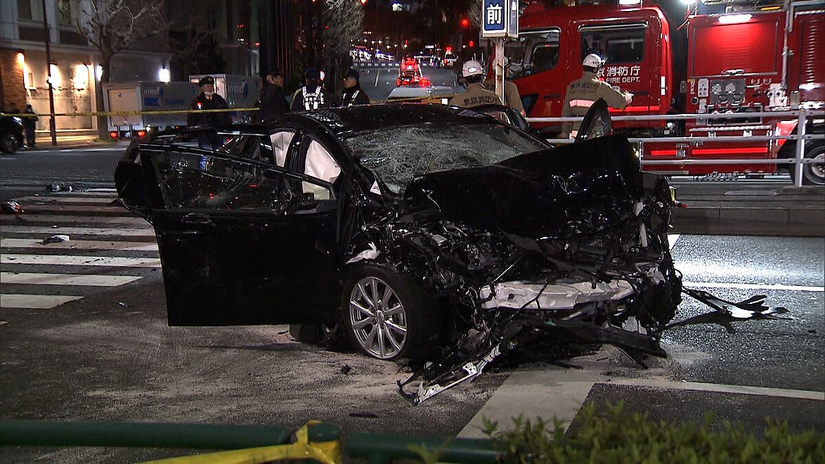 車6台絡む事故】内閣府の公用車が赤信号無視し交差点に突っ込む、1人死亡・8人重軽傷 東京 https://t.co/8L7FmD2Fso  内閣府の公用車が乗用車と衝突し、そのはずみで乗用車がタクシーや対向車線のゴミ収集車にぶつかるなど、合わせて車6台が絡む事故があった。この事故で ...