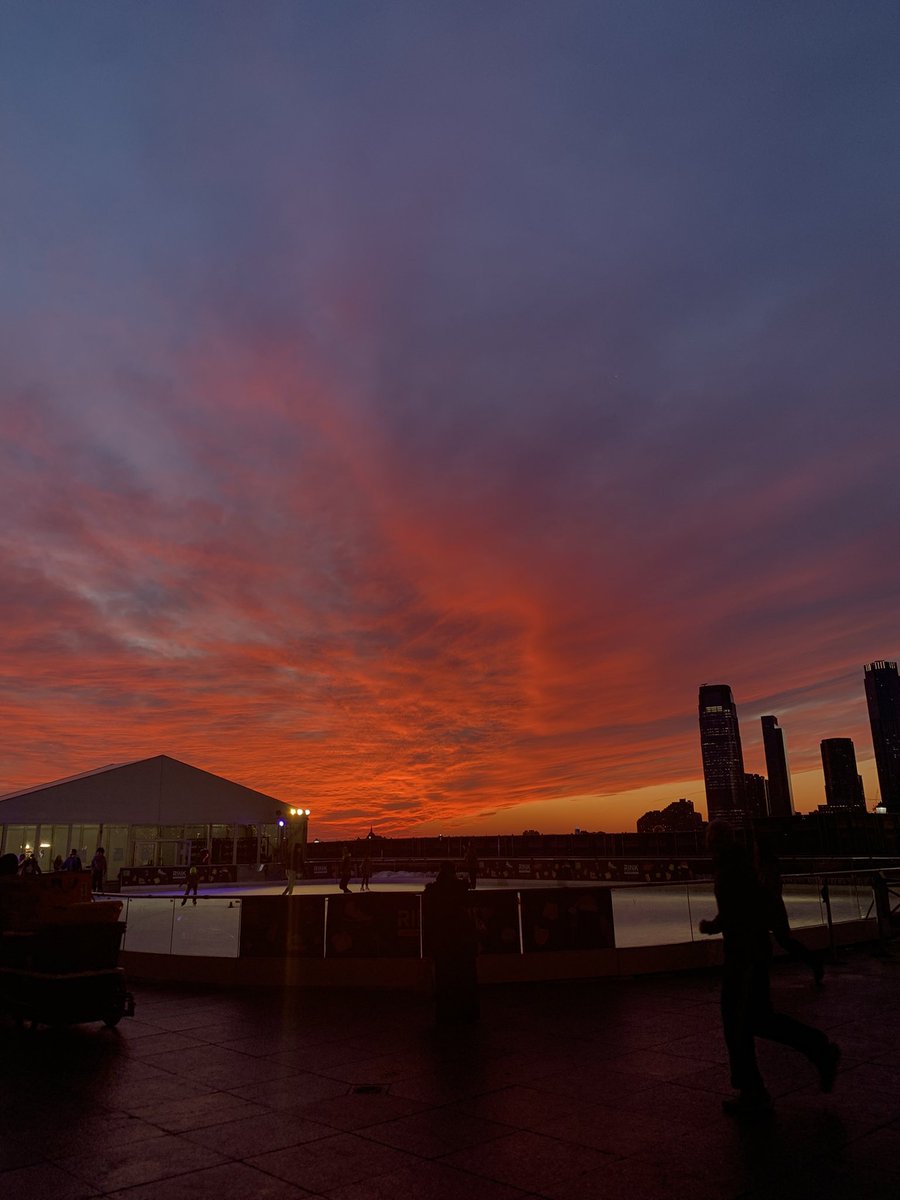 0613luvr's tweet image. didn't get tickets today, but i saw this beautiful sunset instead. i will see bts &amp;lt;3