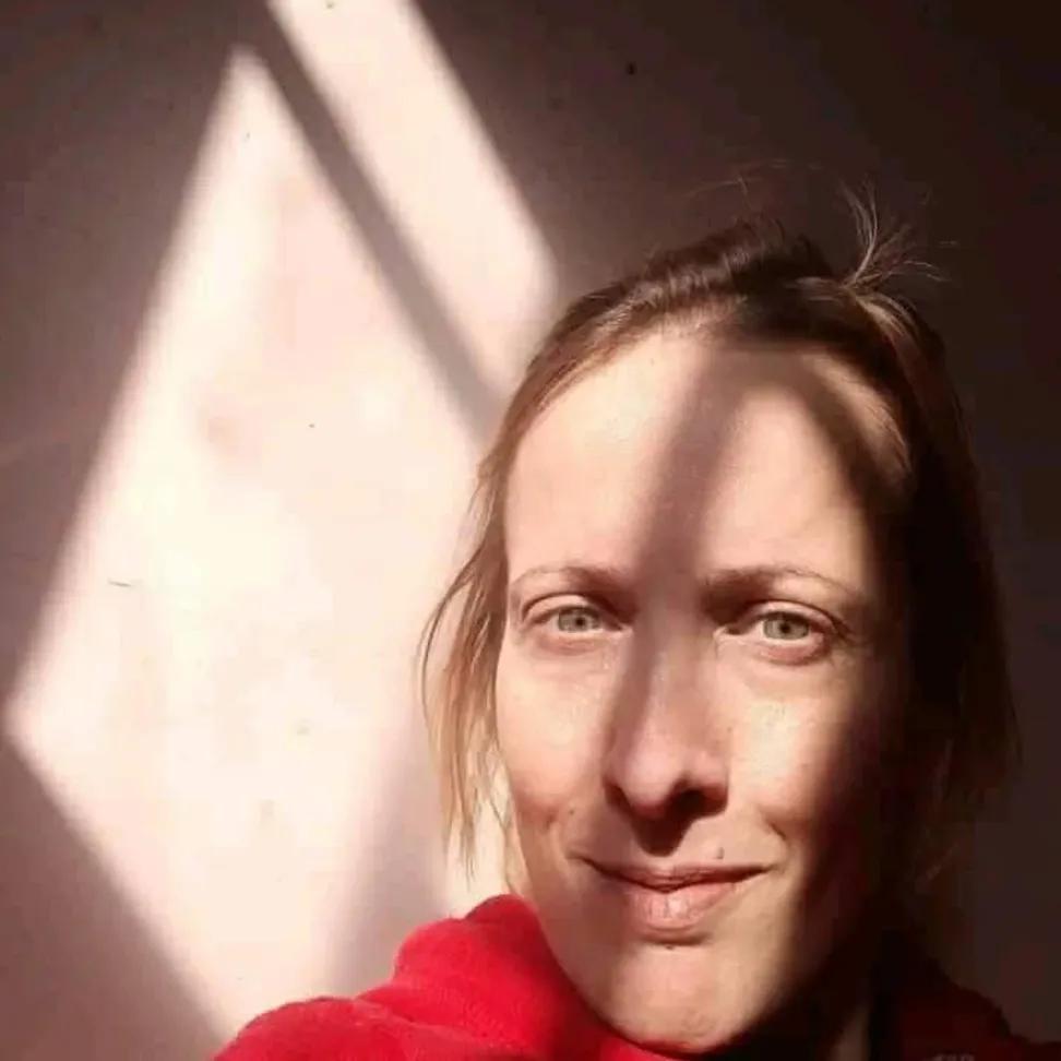 svetlanarodic's tweet image. Prošla je godina dana.
Dom za stara lica u Barajevu radio je bez licence.
Izgoreo je zajedno sa ljudima koji nisu mogli da pobegnu.
Osam njih.
Među njima Mila Mišić (47)
Multipla skleroza. Država ju je zaboravila pre nego što je vatra stigla do nje.
Samo tišina.
Ne zaboravljamo.