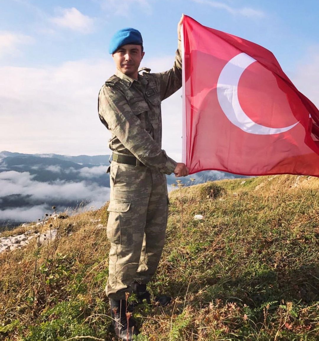 uberdogan's tweet image. ASKERLİK YEMİNİ

BARIŞTA VE SAVAŞTA, KARADA, DENİZDE VE HAVADA 
HER ZAMAN VE HER YERDE 
MİLLETİME VE CUMHURİYETİME 
DOĞRULUK VE MUHABBETLE HİZMET,
KANUNLARA VE NİZAMLARA VE AMİRLERİME 
İTAAT EDECEĞİME VE ASKERLİĞİN NAMUSUNU, 
TÜRK SANCAĞININ ŞANINI CANIMDAN AZİZ BİLİP
İCABINDA…