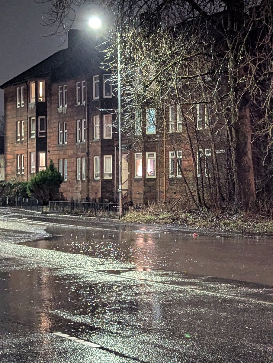 fitlikeidayloon's tweet photo. @MyGlasgowCC @scottish_water Every time it rains this section of Thornliebank Road (G431DP) gets completely flooded. Cars are driving around it as it's that much of a hazard. Reported via council website on Dec 10th but seen nothing take place. Can you advise please? https://t.co/f1K9uAWEH6