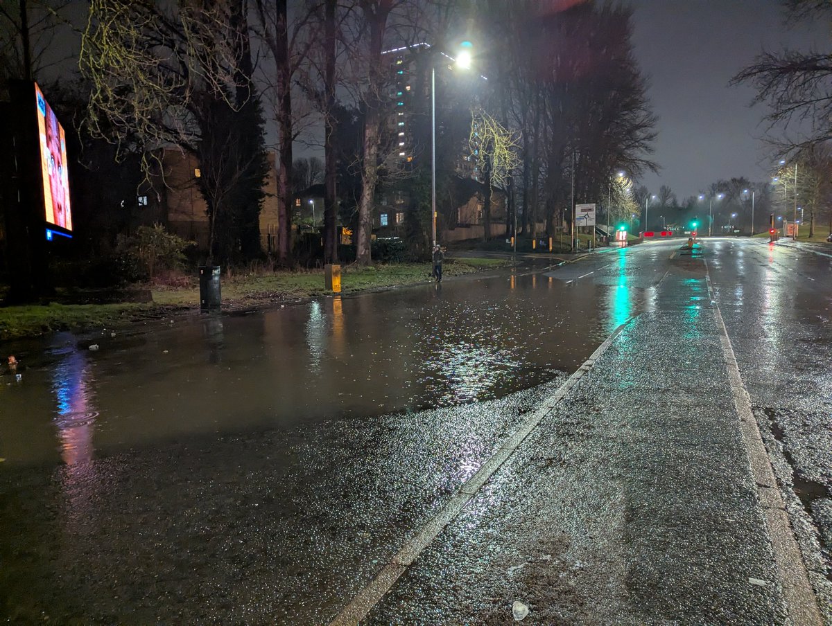 fitlikeidayloon's tweet photo. @MyGlasgowCC @scottish_water Every time it rains this section of Thornliebank Road (G431DP) gets completely flooded. Cars are driving around it as it's that much of a hazard. Reported via council website on Dec 10th but seen nothing take place. Can you advise please? https://t.co/f1K9uAWEH6