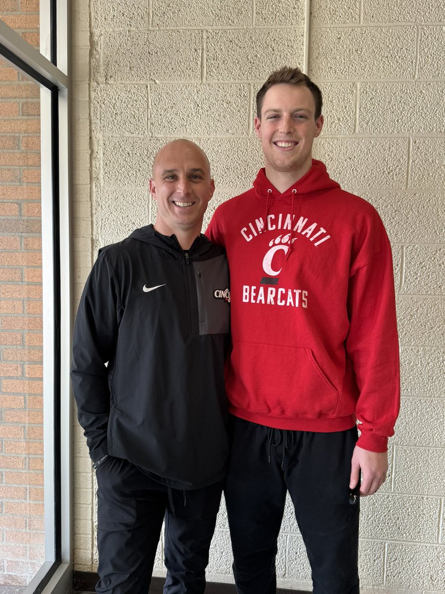 GavinGreg11's tweet image. After a great time with @coach_stepp I’m announcing my commitment to Cincinnati! #GoBearcats @CoachSattUC @CoachCardwell_ @CoachCFitch17 @CoachDawkins1 @coach_coop3 @WBWarriorsFB @WKBNSports @Q92Sports