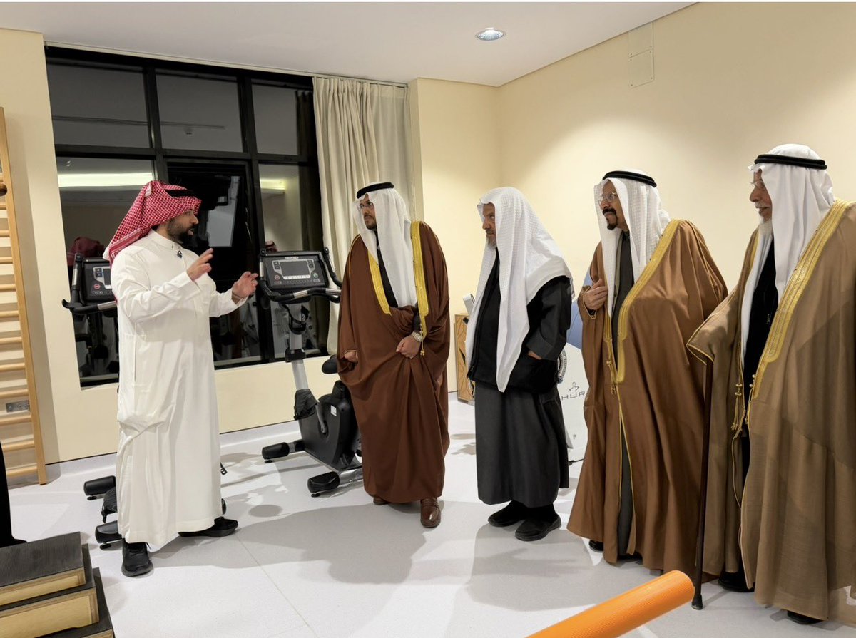 Madoodam1's tweet photo. المريض المتعافي الهويشل يأسر قلوب الحضور برسم ووصف وامتنان لمرحلة علاجه السمعي ليعانق الأفكار ويلامس ذائقة الأسماع فيشنفها فترتوي أيما ارتواء ؛جاء ذلك في افتتاح مركز زلفا للتأهيل المتكامل أمس بحضور محافظ الزلفي أ. صالح الرافع ورئيس اللجنة الصحية د.محمد المفرح وعدد من الوجهاء. https://t.co/4cTclfnkYB
