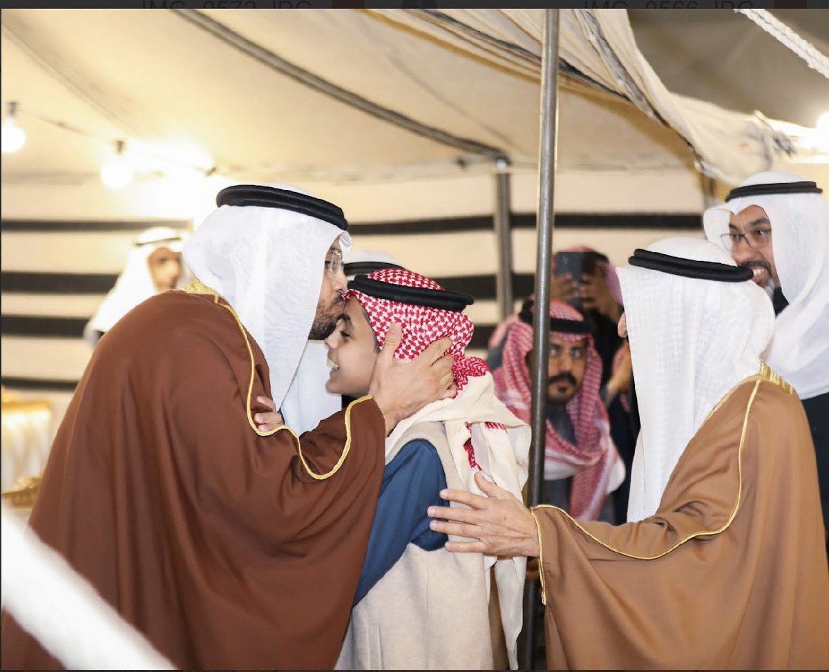 Madoodam1's tweet photo. المريض المتعافي الهويشل يأسر قلوب الحضور برسم ووصف وامتنان لمرحلة علاجه السمعي ليعانق الأفكار ويلامس ذائقة الأسماع فيشنفها فترتوي أيما ارتواء ؛جاء ذلك في افتتاح مركز زلفا للتأهيل المتكامل أمس بحضور محافظ الزلفي أ. صالح الرافع ورئيس اللجنة الصحية د.محمد المفرح وعدد من الوجهاء. https://t.co/4cTclfnkYB