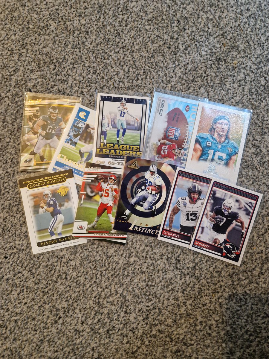 NFLRap's tweet image. The type of cards in the #NFL #MysteryBox #NFLcards 
5 well known players at least guaranteed.