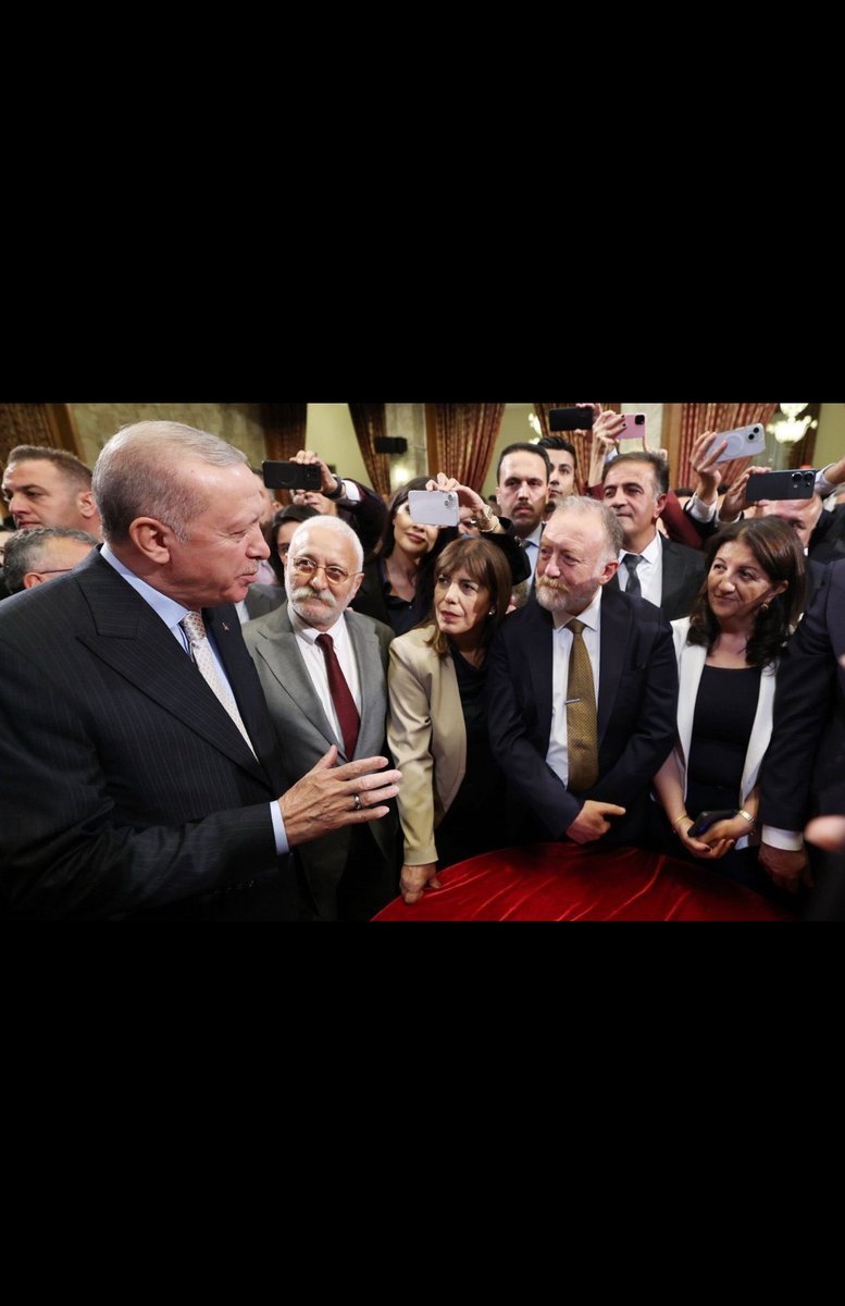 Kürt halkı iradesini DEM Parti’ye emanet etti. Ne yazık ki bu emanet boşa çıkarıldı. Atılan adımlar Kürtlerin onurunu ve mücadelesini zedelemiştir. Halkın sırtından siyaset yapanlar temsil makamında kalamaz. Onurlu ve ahlaki olan tek yol istifadır.