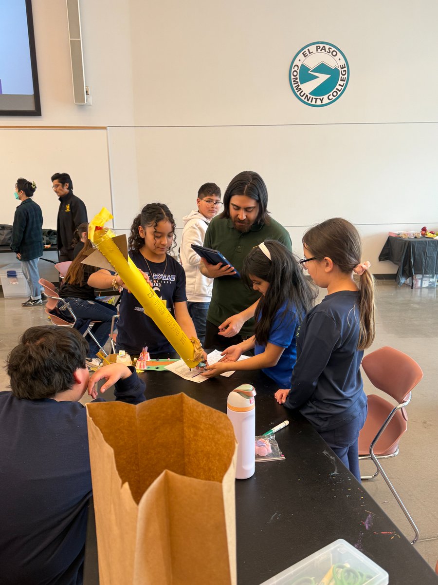 Del Valle Elementary School Library tweet media