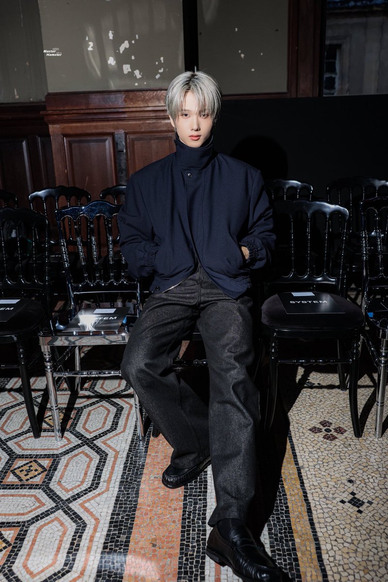 THETIPPY_13's tweet image. แค่สงสัยเฉยๆ ว่า ทำไมภาพพวกนี้ถึงมาจากบ้านแฟนไซต์แทนที่จะมาจากแอคออฟฟิเชียล ?? 😅 สถานการณ์คือยังไงนะ แอค มตฮต เป็นหนึ่งในทีมงานเหรอถึงได้ถ่ายภาพที่ดู exclusive มาได้ น้องจีซองมองกล้องชีตรงๆ ได้ขนาดนี้ ถ่ายเดี่ยวหลายภาพอีกต่างหาก ชั้นก้ะสงสัยอยู่ เพราะภาพชีจึ้งเกิน หล่อมาก🥹🥹🥹