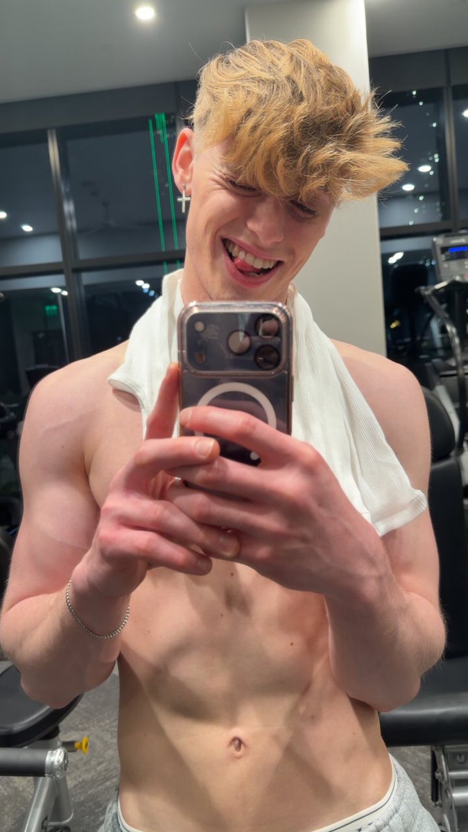 Henry_skittles's tweet photo. Gym time 💪 
🌶️ link in bio 
#henrymetzger #hot #abs #gay #onlyfans https://t.co/YdQDRaziqf
