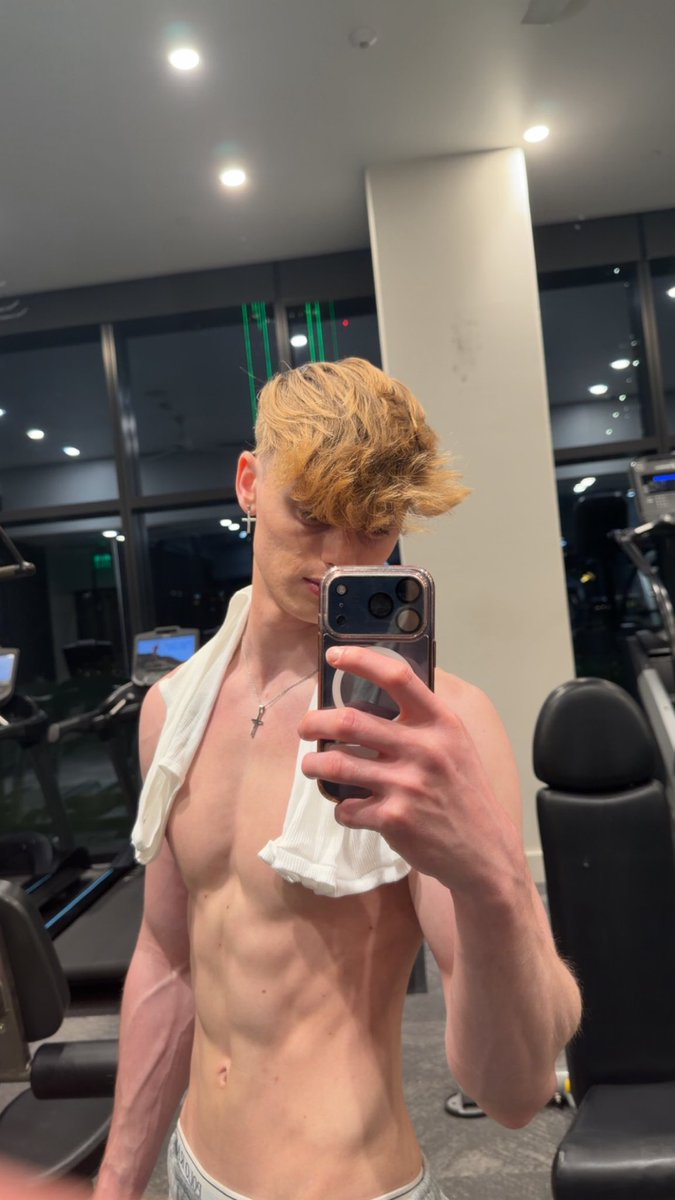 Henry_skittles's tweet photo. Gym time 💪 
🌶️ link in bio 
#henrymetzger #hot #abs #gay #onlyfans https://t.co/YdQDRaziqf