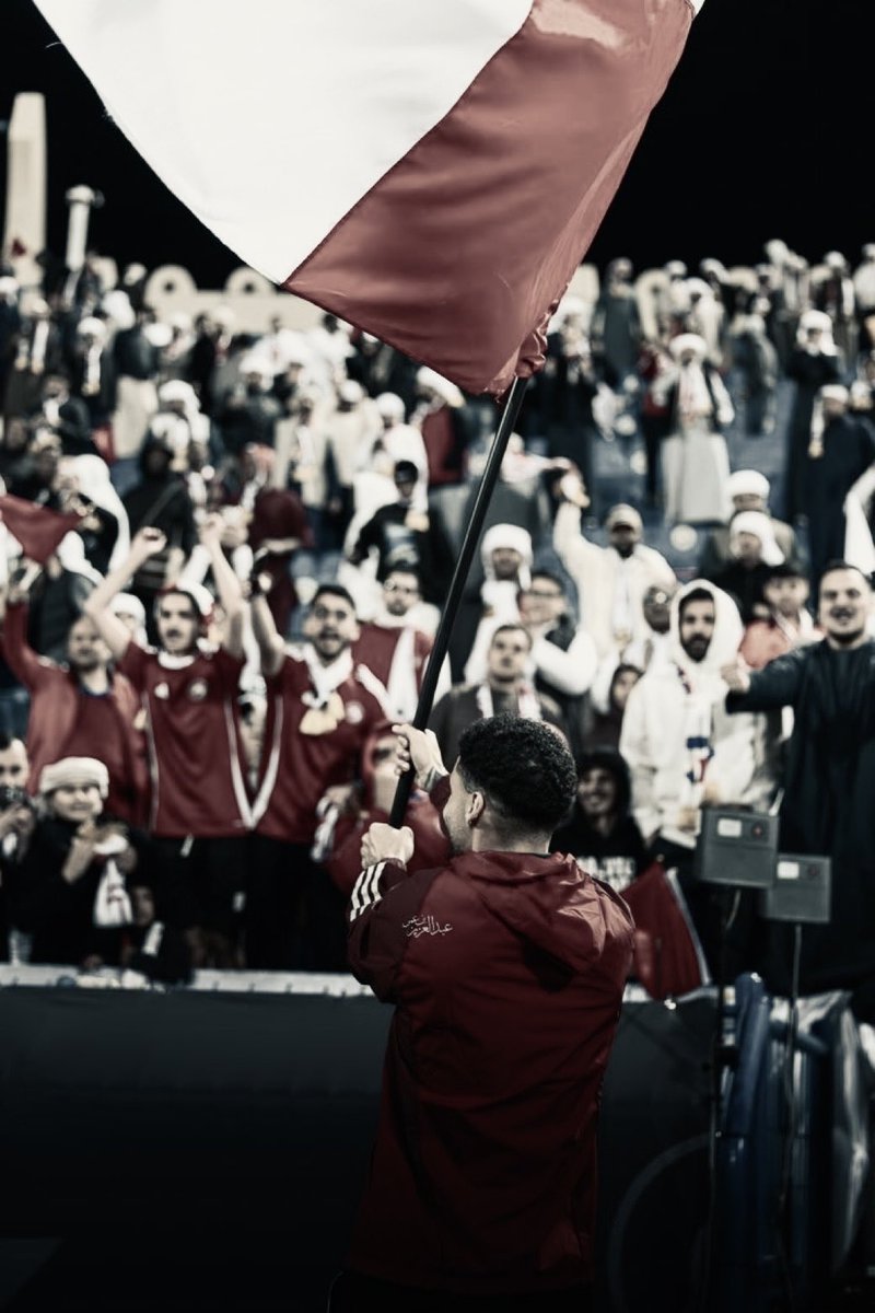 لَحى اللَهُ الفِراقَ وَلا رَعاهُ
فَكَم قَد شَكَّ قَلبي بِالنِبالِ
أُقاتِلُ كُلَّ جَبّارٍ عَنيدٍ
وَيَقتُلني الفِراقُ بِلا قِتالِ 
#M22 ❤️