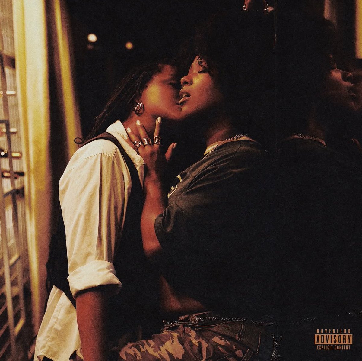 Portalmalditas's tweet image. 🚨MÃE DAS SAFICAS 

Mc Luanna compartilhou via Instagram a capa do single “Esconde sua namorada”, o que acharam?