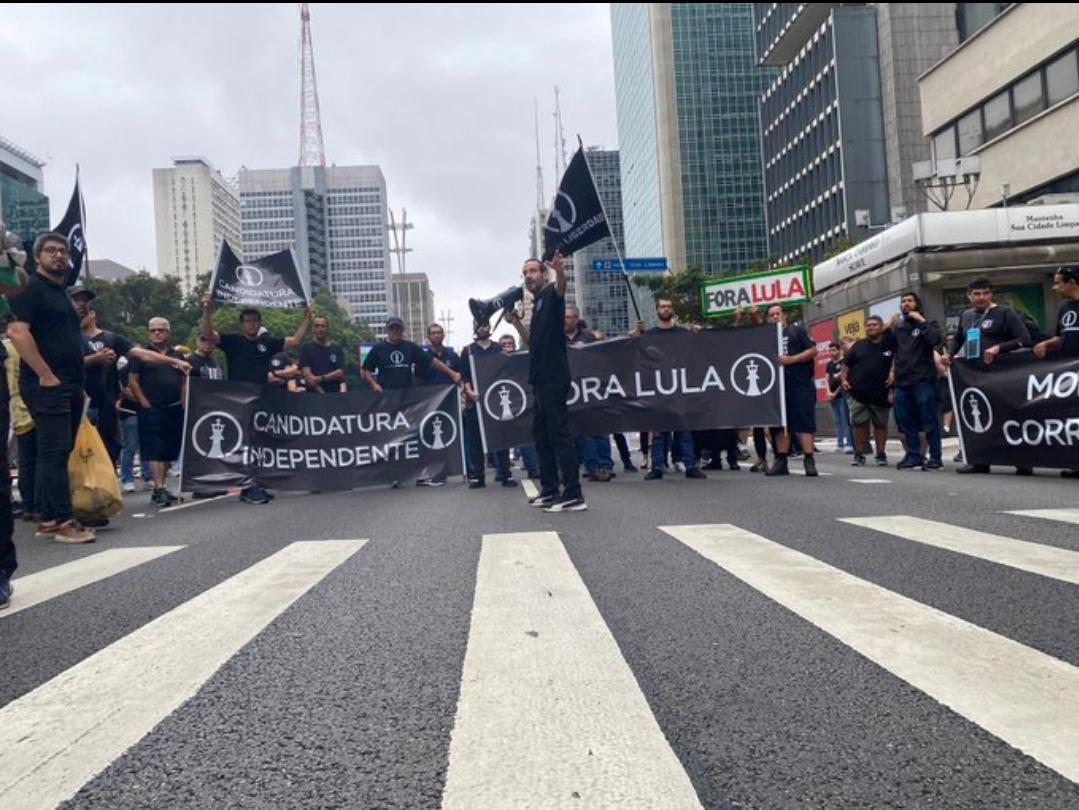 Por que o nikolas não grita "fora lula, candidatura independente e morte à corrupção"? Valdemar não deixa?