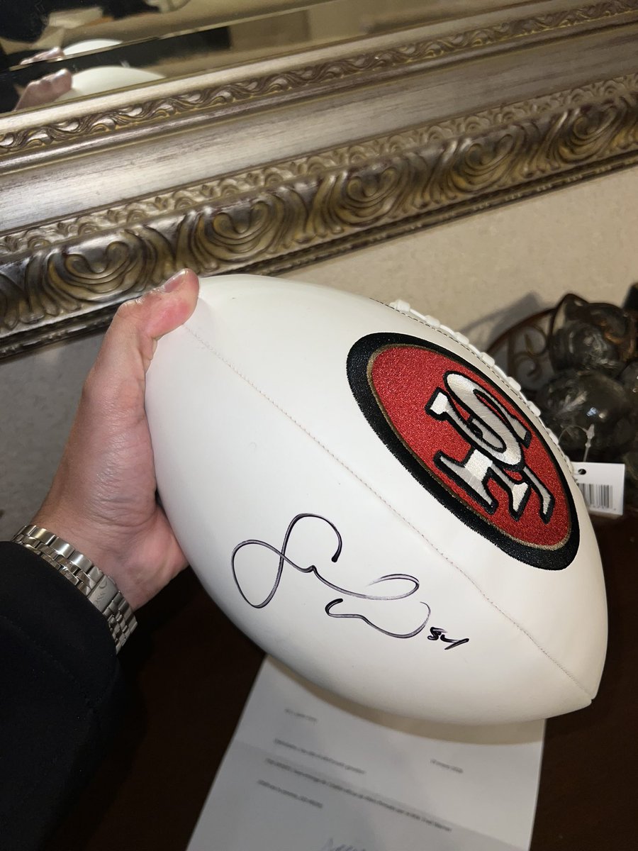 javierortizrmz's tweet image. ¡Muchas gracias a @AmeAloMex por la dinámica y cumplir lo prometido!

Este balón será enmarcado y puesto en un lugar especial, firmado por el All-Pro Linebacker y capitán de los 49ers @fred_warner 
#LetsGoNiners