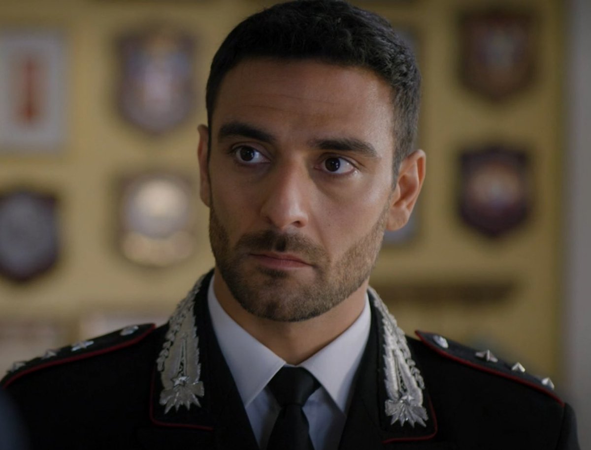 “E tu te la senti di rischiare una cosa del genere?”

“Io me la sento di rischiare, papà”

Purtroppo, questo discorso del papà di Diego lo risentiremo fra qualche settimana. Il palo farà più male a Diego o a noi? Ai posteri l'ardua sentenza
#DonMatteo15 
#Mezzanottini