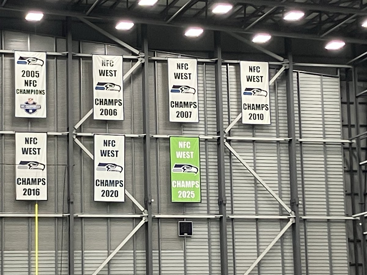 bcondotta's tweet photo. New banner in Seahawks indoor facility. https://t.co/FkyQYHkfjl