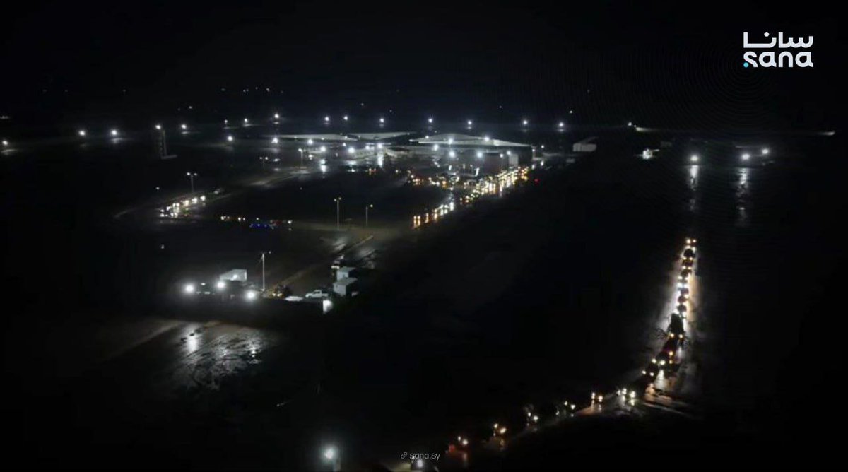 مشاهد جوية من بدء نقل الجيش العربي السوري لعناصر تنظيم قسد من سجن الأقطان ومحيطه بمحافظة الرقة إلى محيط مدينة عين العرب شرق حلب.