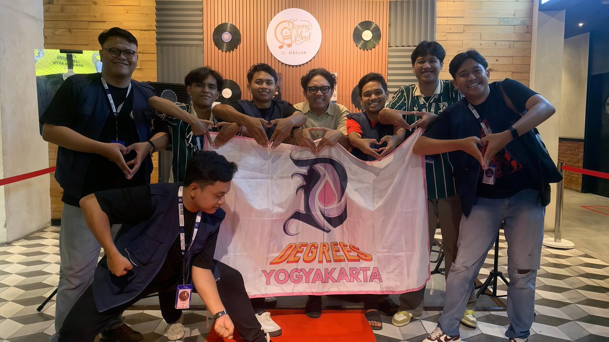 Akd_abd19's tweet photo. Gaiso berkata-kata intine matursuwun sanget rencang" @Degrees_OFC seneng iso seduluran, ngumpul lan projekan bareng sampean" sedoyo kanggo @Greesel_JKT48 Sekop♠️🎂
Sepurane nek suarane koyok sound horeg #izin🫷
#KSSS ♠️
#KSS
#jawapride https://t.co/c0AgTqqm4G