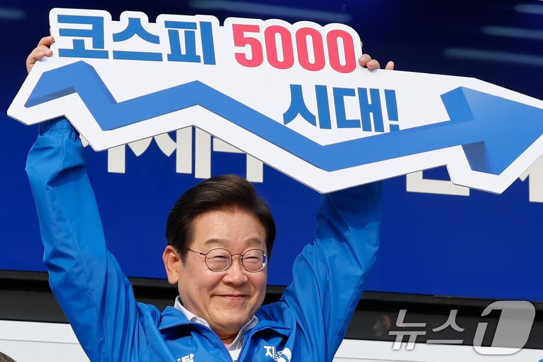 🎉韓国株式指数KOSPI、史上初の5000到達。イ・ジェミョン、就任8か月で株価を倍に。また、韓国の昨年の年間輸出額が日本を超える。これも史上初

△コリアディスカウントを解消し5年の任期内に「コスピ5000時代を開く」という公約を、わずか8か月で…