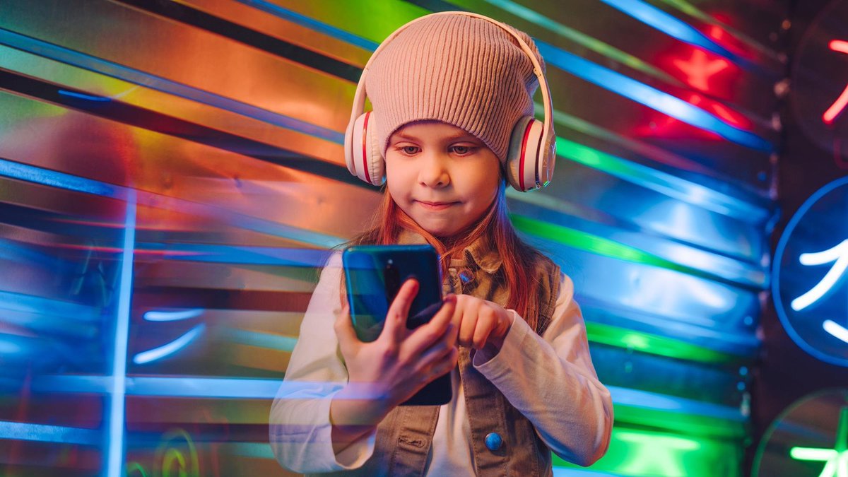 TheProjectUnity's tweet image. Gen-Alpha is the first generation born entirely in the 21st century, raised in an environment of ubiquitous smartphones, algorithmic feeds, and increasingly autonomous AI systems. Unlike Millennials or Gen-Z, they did not transition into the digital world, they emerged inside it.…