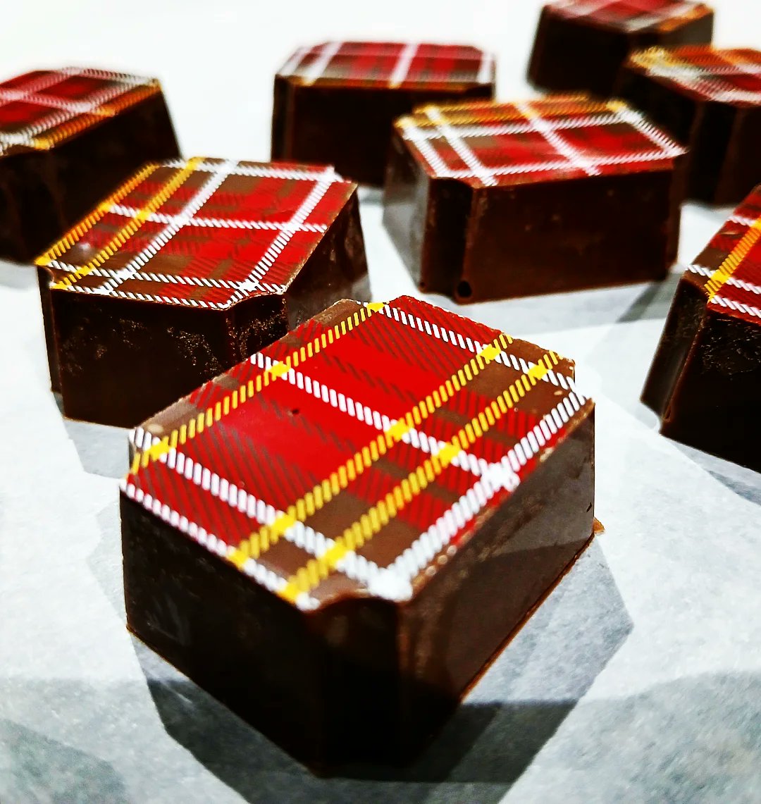 Scottish Cranachan ready for Burns night 🌙 🏴󠁧󠁢󠁳󠁣󠁴󠁿🥃 Milk Chocolate, Scottish Raspberries, Oats, Single Malt and Honey. Based on the classic Scottish dessert with a tartan design! #cranachan #BurnsNight