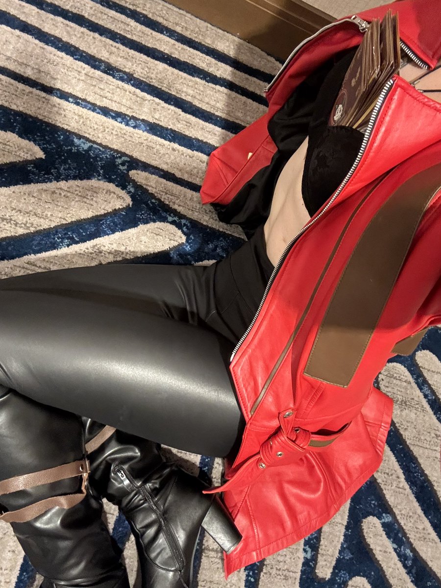 breadandsomber's tweet photo. Honestly, I’m almost 100% sure that I probably served less than the actual Dante 😮‍💨 

#cosplay #DevilMayCry https://t.co/BamZNB93Kx