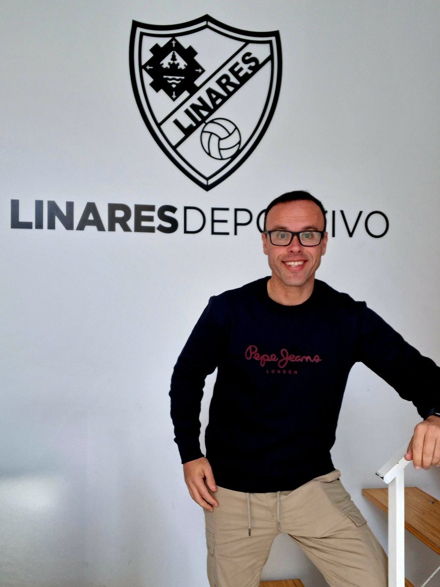 Nueva etapa y un gran reto por delante. Muy agradecido y responsabilizado con la oportunidad de entrenar a un club histórico.
Gracias a todos por el apoyo y la confianza... aunque desde lejos... se os nota muy cerca! 💙⚽️💙!