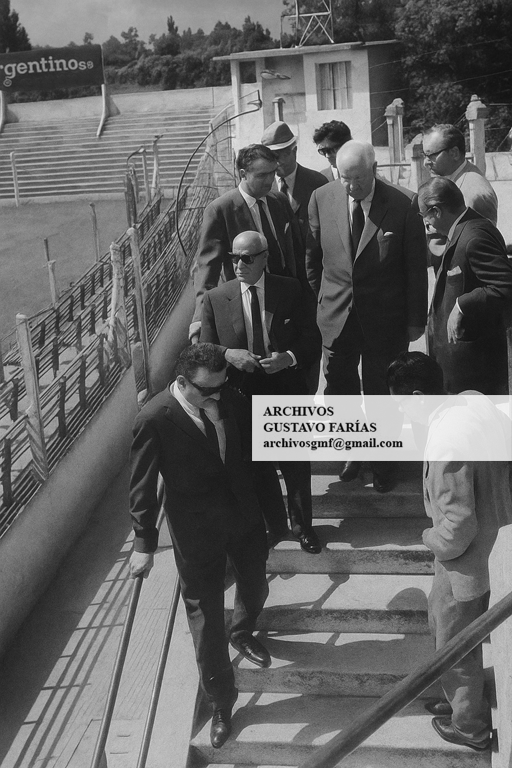 #UnaFotoCualquiera
Hace 62 años (22/1/1964). El presidente de la Fifa, Stanley Rouss, inspeccionó la cancha de <a href="/CATalleresdecba/">Club Atlético Talleres</a> como posible sede del Mundial de 1970. También pasó por <a href="/Belgrano/">Belgrano</a> e <a href="/InstitutoACC/">Instituto ACC</a>. Después, México nos ganó la sede y hubo que esperar hasta 1978.