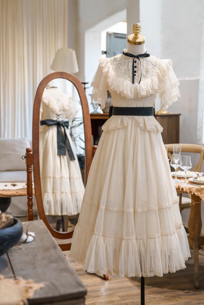 ManusxMachina's tweet image. 公爵令嬢の刺繍ヴィクトリアンワンピース - Ivory × Black 
manus-machina.com/collections/ne… 
優雅な立ち振る舞いで魅せる公爵令嬢みたいなワンピース。繊細なレースやフリルが上品な印象を与えてくれる。高い襟元とリボンがクラシックな雰囲気を強調し、ヴィクトリア時代の要素を取り入れています。