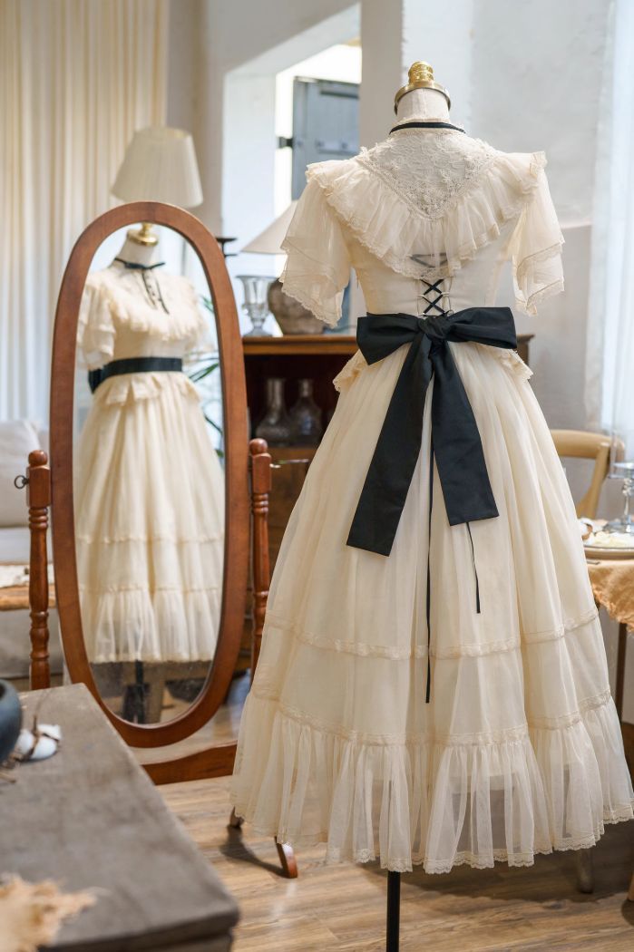 ManusxMachina's tweet image. 公爵令嬢の刺繍ヴィクトリアンワンピース - Ivory × Black 
manus-machina.com/collections/ne… 
優雅な立ち振る舞いで魅せる公爵令嬢みたいなワンピース。繊細なレースやフリルが上品な印象を与えてくれる。高い襟元とリボンがクラシックな雰囲気を強調し、ヴィクトリア時代の要素を取り入れています。