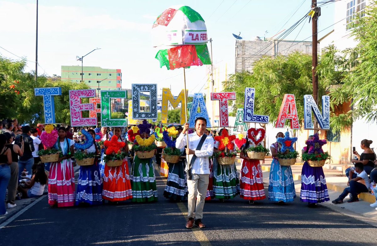 HersiliaCM's tweet photo. Más de 100 mil personas reunidas no por lujo, sino por identidad y esperanza colectiva.

#FeriaTecomatlán2026 https://t.co/bd7pmJHPuI