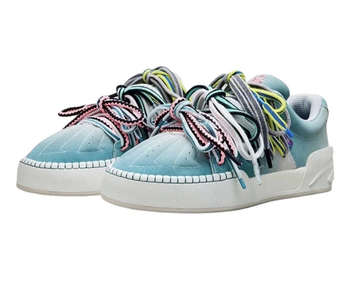 NickDePaula's tweet image. Stephen Curry arrives in Dallas in Kyrie Irving’s ANTA lifestyle sneaker and the KAI 3 in hand 👀