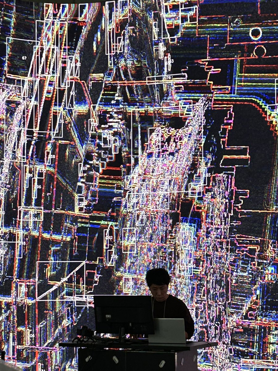 swag_inc2021's tweet photo. Immersive VJ
13:30- 16:10-
æ¯æ¥2åïŒïŒ
Immersive VJã宿œã
ã€ããŒã·ãç©ºéæŒåºãæ°å€ãæãããSWAGã®ããã©ã³VJã»äŒè€å€§èŒãšãè¥æVJã»æ±æž¡å€§èŒã«ããã¿ãã°ã§ãæ åã»é³ã»ç©ºéãå³èçã«å€åããã©ã€ãæŒåºãå±éããŸãã
https://t.co/tT7OXFYDwWâŠ
#swag
#livent https://t.co/p1CrbDrxDi