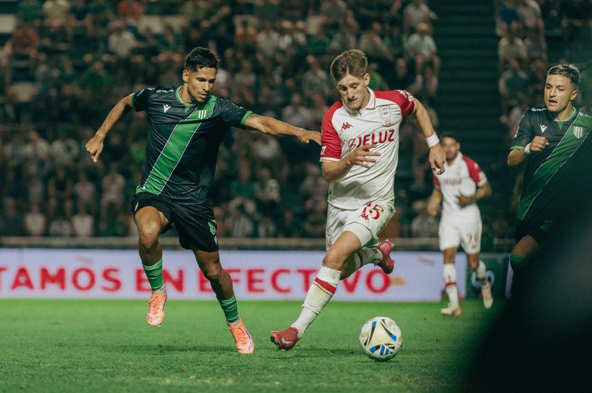 TalAnalytics's tweet image. Con 25 años sigue dejando pasar oportunidades y juega por la esperanza de lo que pudo ser.

Banfield lo necesitaba como el líder de la mitad de cancha. No supo serlo.