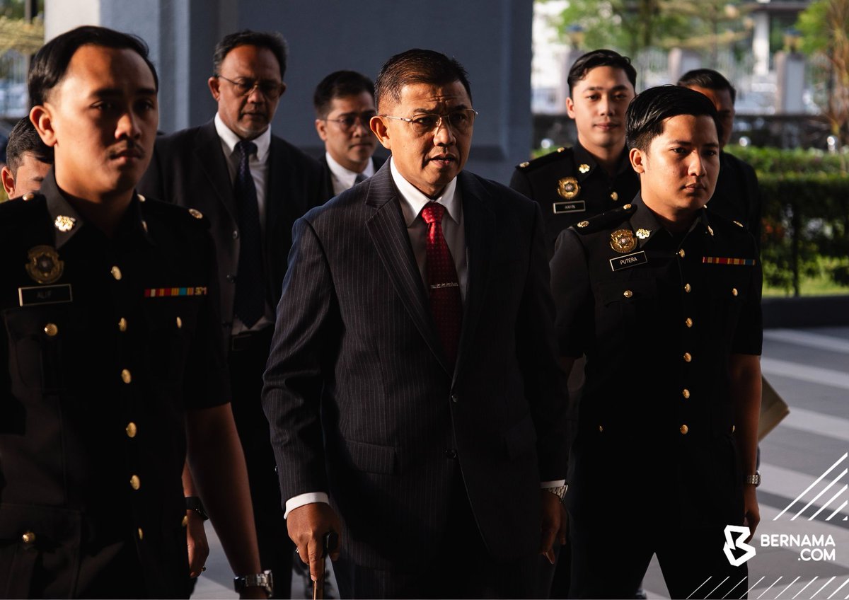 bernamadotcom's tweet photo. 𝐁𝐄𝐊𝐀𝐒 𝐏𝐀𝐓 𝐌𝐎𝐇𝐃 𝐍𝐈𝐙𝐀𝐌 𝐃𝐈𝐃𝐀𝐊𝗪𝐀 𝐀𝐓𝐀𝐒 𝐄𝐌𝐏𝐀𝐓 𝐓𝐔𝐃𝐔𝐇𝐀𝐍 𝐓𝐄𝐑𝐌𝐀𝐒𝐔𝐊 𝐏𝐄𝐂𝐀𝐇 𝐀𝐌𝐀𝐍𝐀𝐇 𝐑𝐌𝟑 𝐉𝐔𝐓𝐀

Bekas Panglima Angkatan Tentera (PAT) Tan Sri Mohd Nizam Jaffar dihadapkan ke Mahkamah Sesyen di Kuala Lumpur hari ini atas empat pertuduhan menggunakan kedudukan dan menerima wang berjumlah RM752,481.90 serta pecah amanah wang RM3 juta.

Mohd Nizam, 59, bagaimanapun mengaku tidak bersalah selepas keempat-empat pertuduhan itu dibacakan di hadapan Hakim Rosli Ahmad.

"Faham pertuduhan Yang Arif, tidak mengaku salah,” katanya yang memakai sut lengkap berwarna hitam selepas pertuduhan dibacakan satu persatu.

Terdahulu, dia yang bertongkat tiba di Kompleks Mahkamah Kuala Lumpur pada 8.20 diiringi beberapa pegawai SPRM.

Berita penuh: https://t.co/h1Uie8wNdY

📸Abdul Razak Latif | Bernama 

#BernamaNews #mahkamah 
#bekasPAT #ATM #pecahamanah