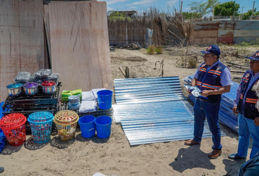 COENPeru's tweet photo. Municipalidad Distrital de #Catacaos (Piura) entregó ayuda humanitaria (techo, abrigo y enseres) para las personas damnificadas por el #IncendioUrbano registrado el 19/1. Gobierno local culminó la #EDAN señalando que evento consumió 4 viviendas. Emergencia atendida. https://t.co/6oscrGVb5S