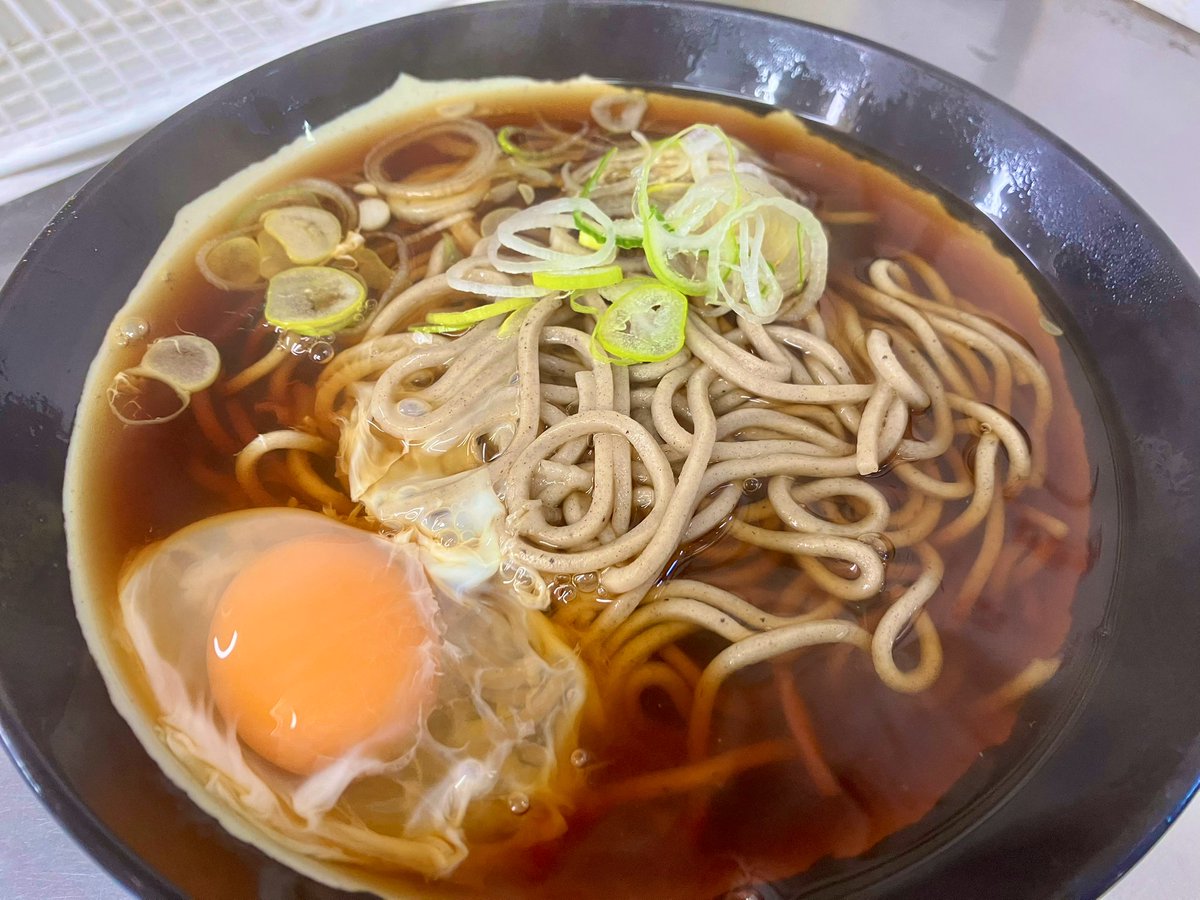 教習所繁忙期につき、今日はこれから休日出勤。
寒い朝から頑張る自分にぷちご褒美で乗り換え駅の立ち食いそば屋さんの月見そば。
身体の中からあっためて、これから教習業務行って参ります！

今日もご安全に！☀️🏍️🚗