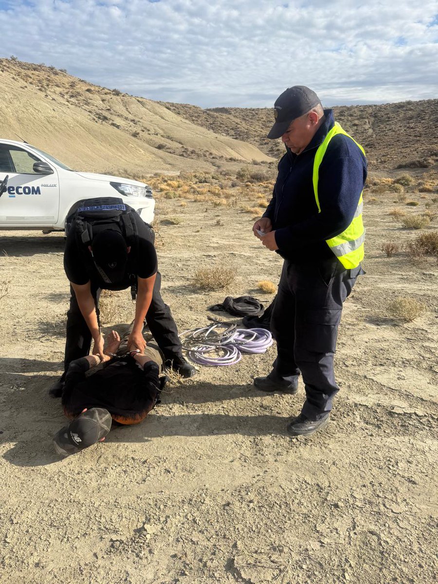 PeriodismoMovi3's tweet photo. DETIENEN A UN HOMBRE POR SABOTAJE Y ROBO DE CABLES EN EL ÁREA PETROLERA DE COMODORO RIVADAVIA 
#petroleo #Energía #CuencaDelGolfo #Pecom #IndustriaArgentina https://t.co/RVB2Dp9iVc https://t.co/LkFuEuHKU4