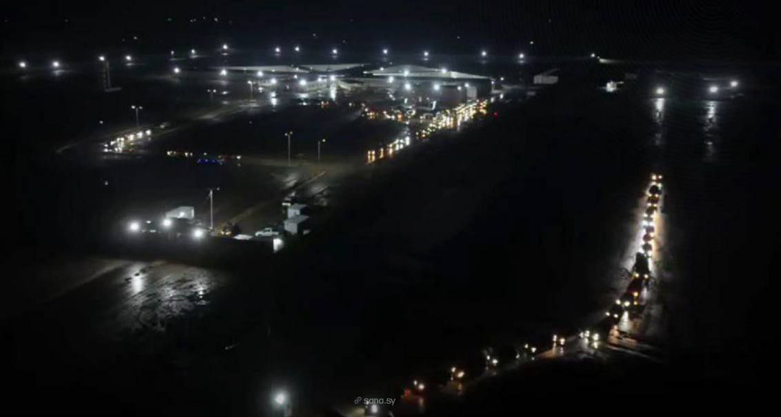 backstage_24's tweet image. 📌مشاهد جوية من بدء نقل الجيش العربي السوري لعناصر تنظيم قسد من سجن الأقطان ومحيطه بمحافظة الرقة إلى محيط مدينة عين العرب شرق حلب.