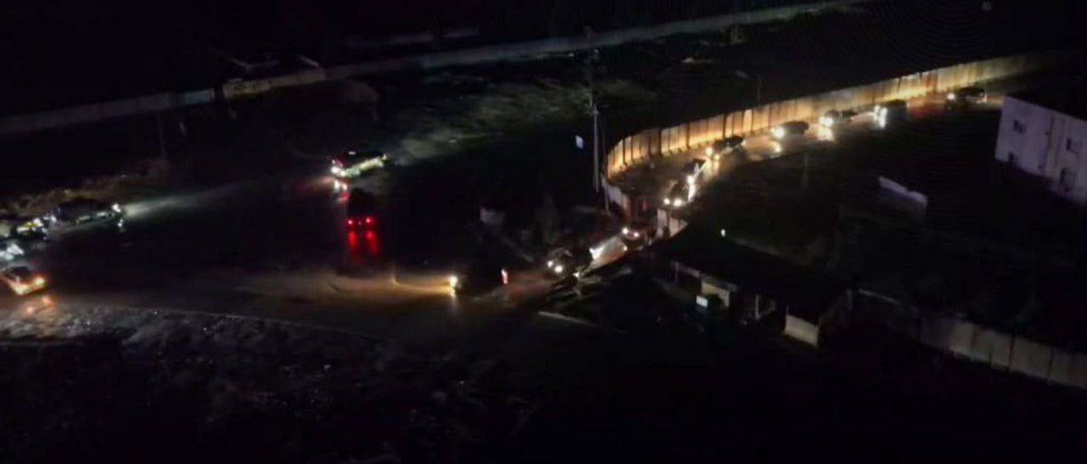 backstage_24's tweet image. 📌مشاهد جوية من بدء نقل الجيش العربي السوري لعناصر تنظيم قسد من سجن الأقطان ومحيطه بمحافظة الرقة إلى محيط مدينة عين العرب شرق حلب.