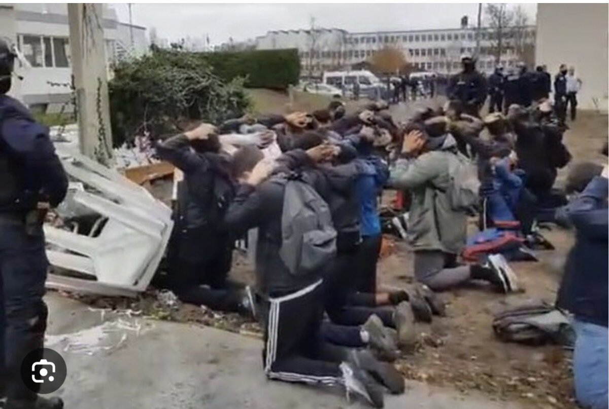 ericcoquerel's tweet image. Voilà les pratiques policières vis-à-vis de lycéens à Mantes la jolie 🔽 que ce soir le ministre de l’intérieur a cautionné de façon extrêmement agressive dans le débat à l’Assemblée oú il défendait une présomption de légitime défense des policiers directement inspirée de…