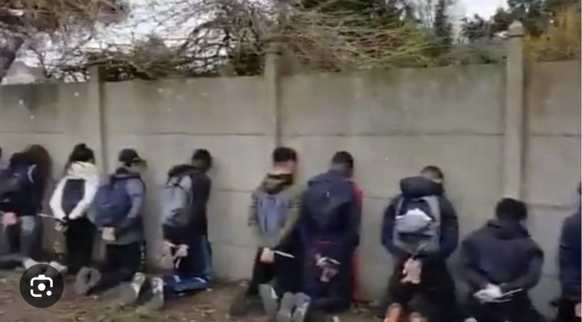 ericcoquerel's tweet image. Voilà les pratiques policières vis-à-vis de lycéens à Mantes la jolie 🔽 que ce soir le ministre de l’intérieur a cautionné de façon extrêmement agressive dans le débat à l’Assemblée oú il défendait une présomption de légitime défense des policiers directement inspirée de…