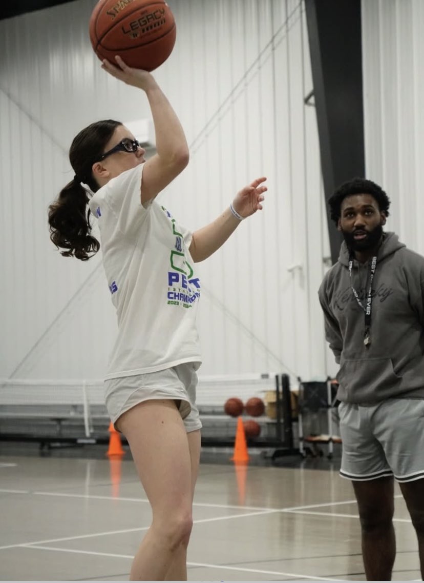 DhawkeyeMedia's tweet photo. Love the moment of the grind 📈

⛹🏼‍♀️Bella Lewis 
⛹🏼‍♀️Paisley Kilburn 
⛹🏻‍♀️Laylee Phillips 
⛹🏻‍♀️Bella Mahan 

📸 shot_byayden 

#basketballtraining #kykid #dreambig #grind https://t.co/WQnEHe98XO