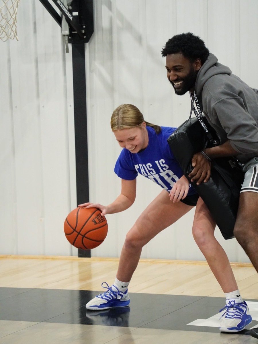 DhawkeyeMedia's tweet photo. Love the moment of the grind 📈

⛹🏼‍♀️Bella Lewis 
⛹🏼‍♀️Paisley Kilburn 
⛹🏻‍♀️Laylee Phillips 
⛹🏻‍♀️Bella Mahan 

📸 shot_byayden 

#basketballtraining #kykid #dreambig #grind https://t.co/WQnEHe98XO