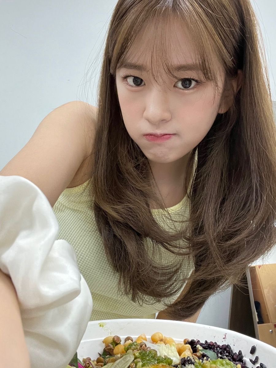 ayjthinkr's tweet image. cute genre of selca ♡