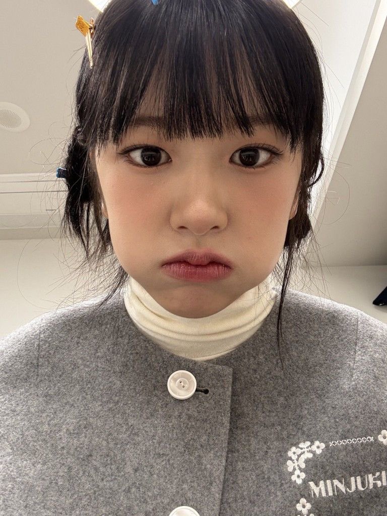 ayjthinkr's tweet image. cute genre of selca ♡